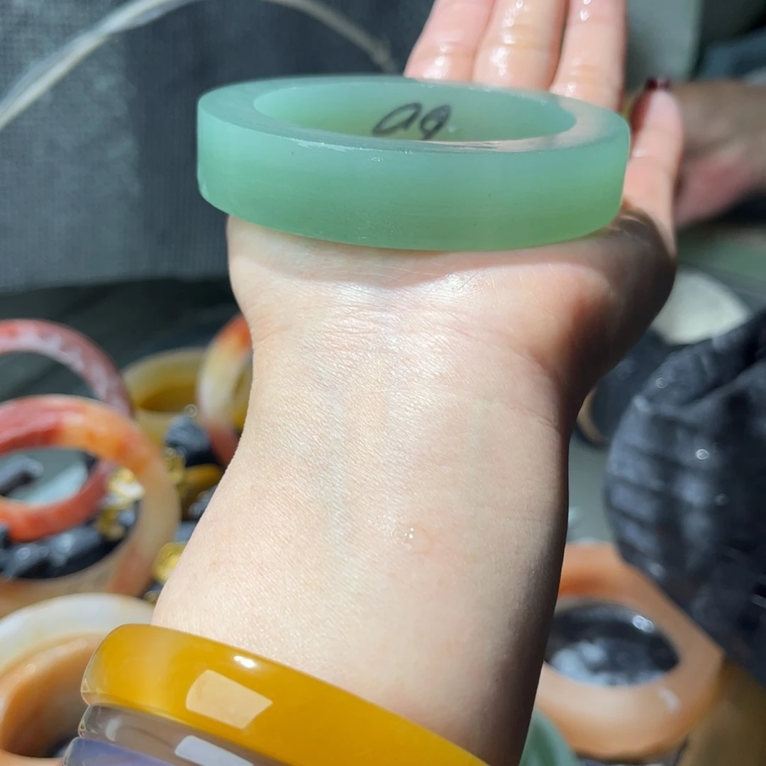 m***s石英质玉未镶嵌手镯定制