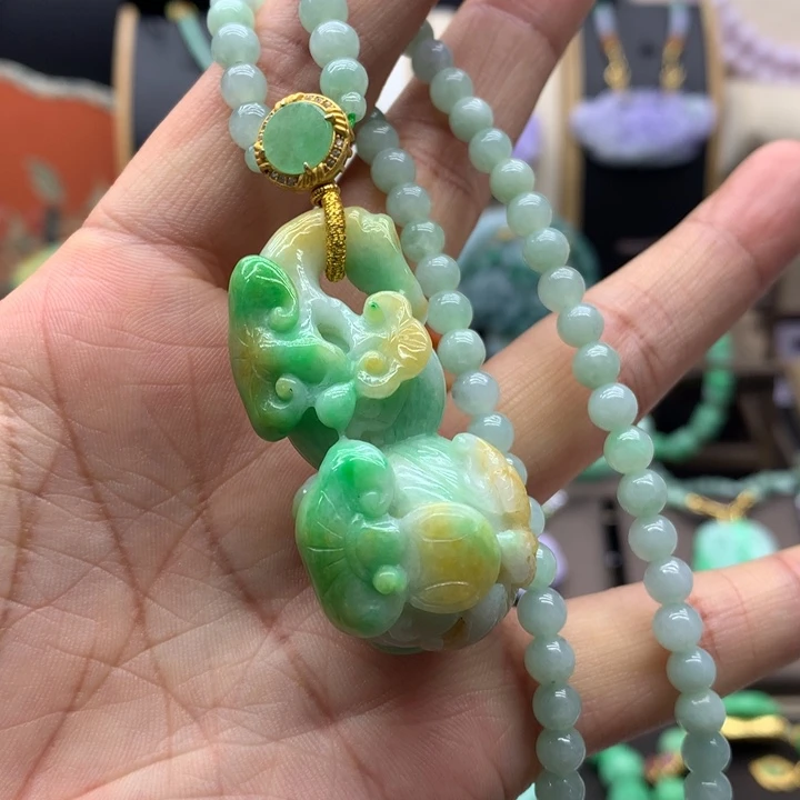 翡翠未镶嵌吊坠(赠链)