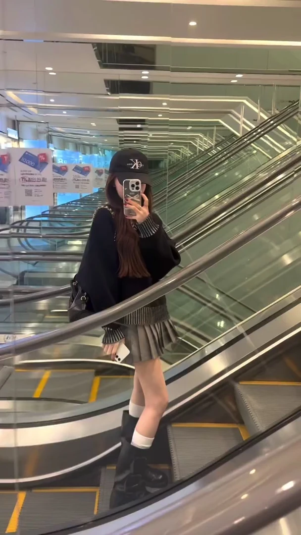 【花絮】慵懒休闲风气质INS黑色针织上衣搭配百褶半身裙韩系套装