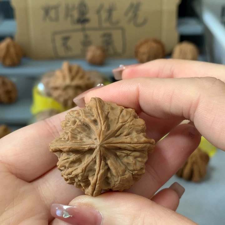 ****鸿文玩核桃吊坠异形单只，有瑕疵