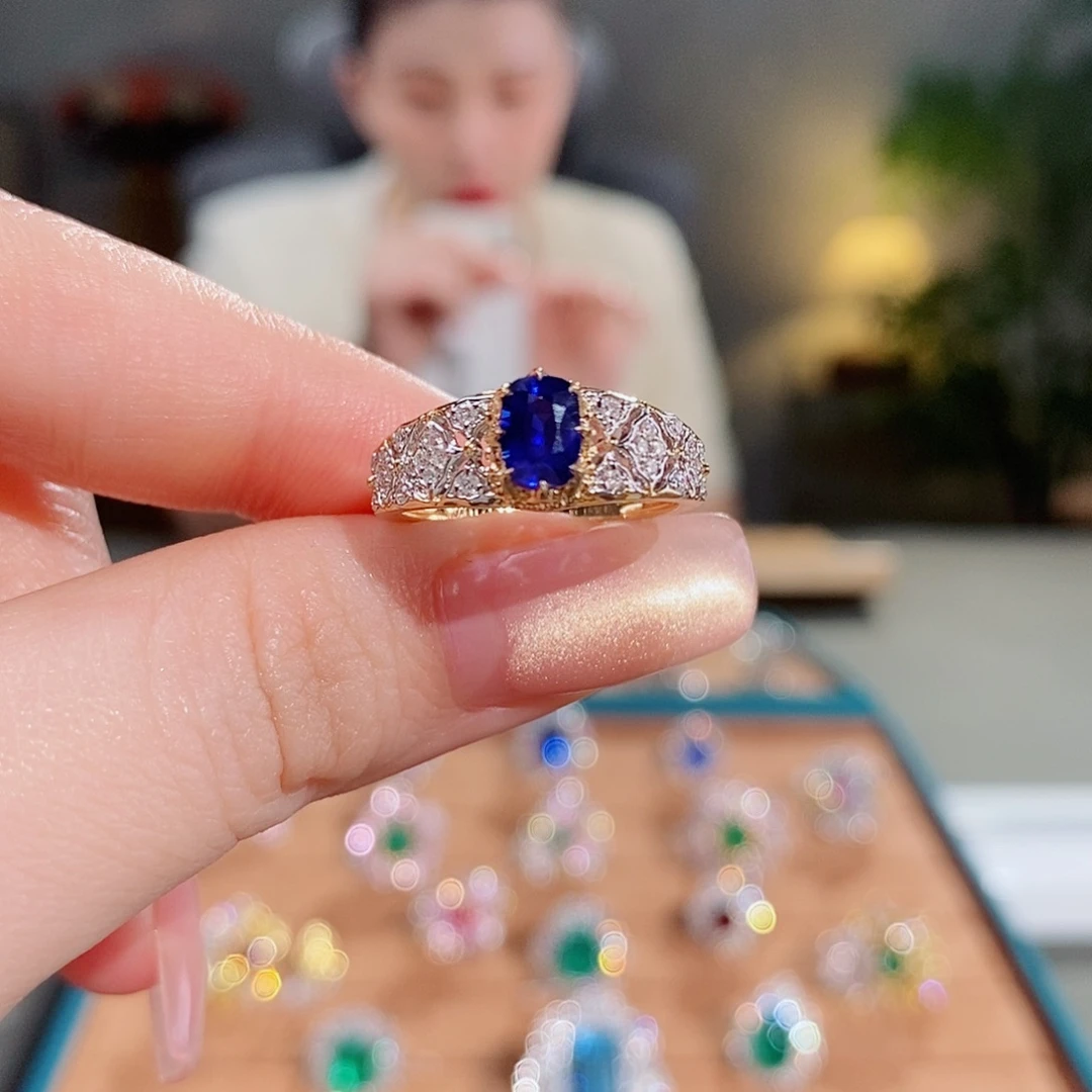 18K金镶嵌蓝宝石戒指0.82ct