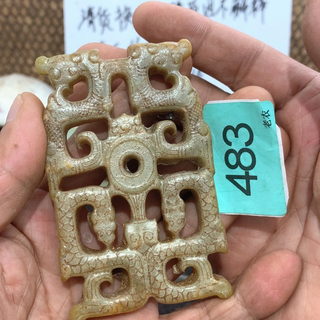 透闪石-蛇纹石玉未镶嵌颈饰