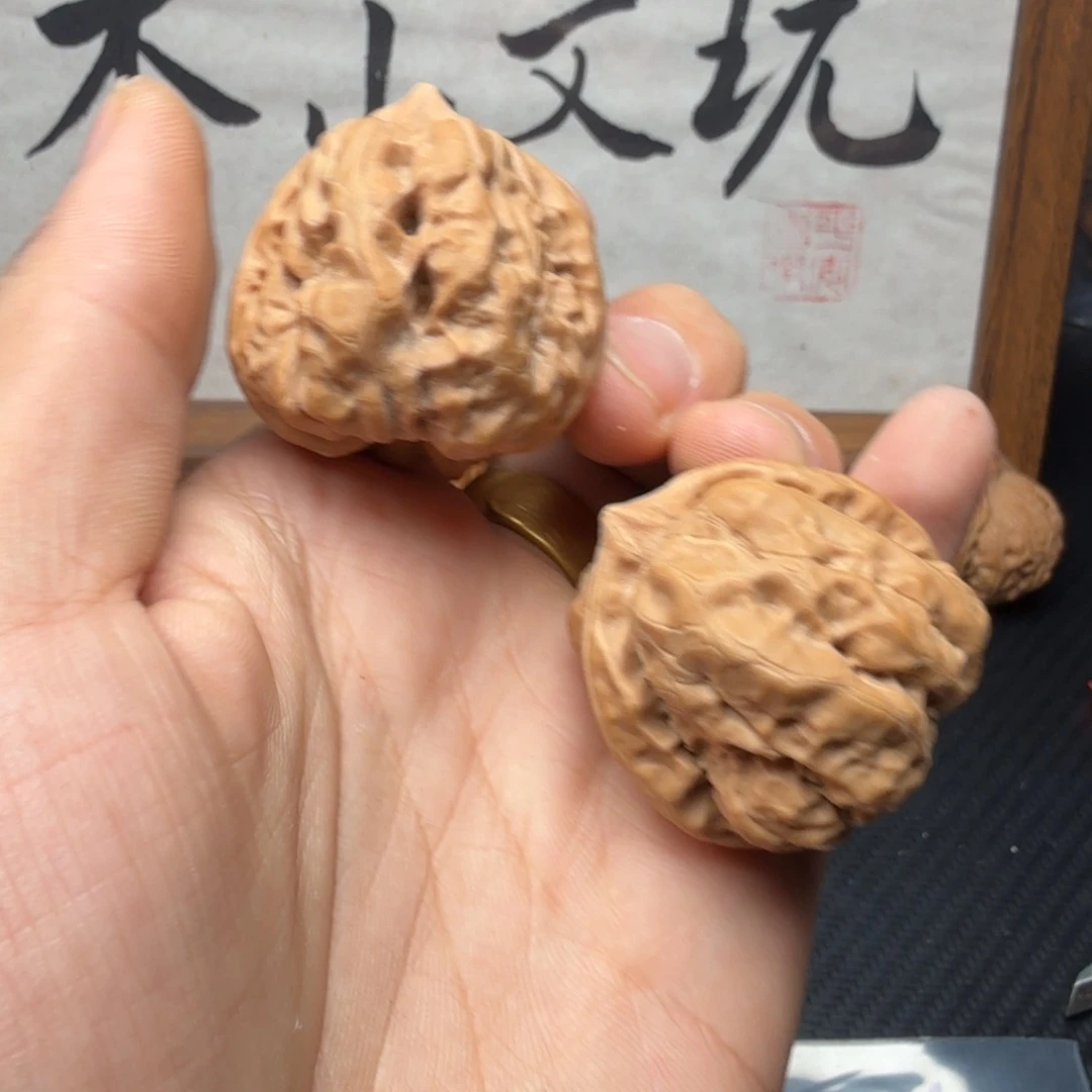 B****吊坠文玩核桃36蛤蟆头三角 货头 浮黄尖
