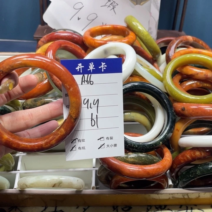 蛇纹石玉手镯未镶嵌春****?