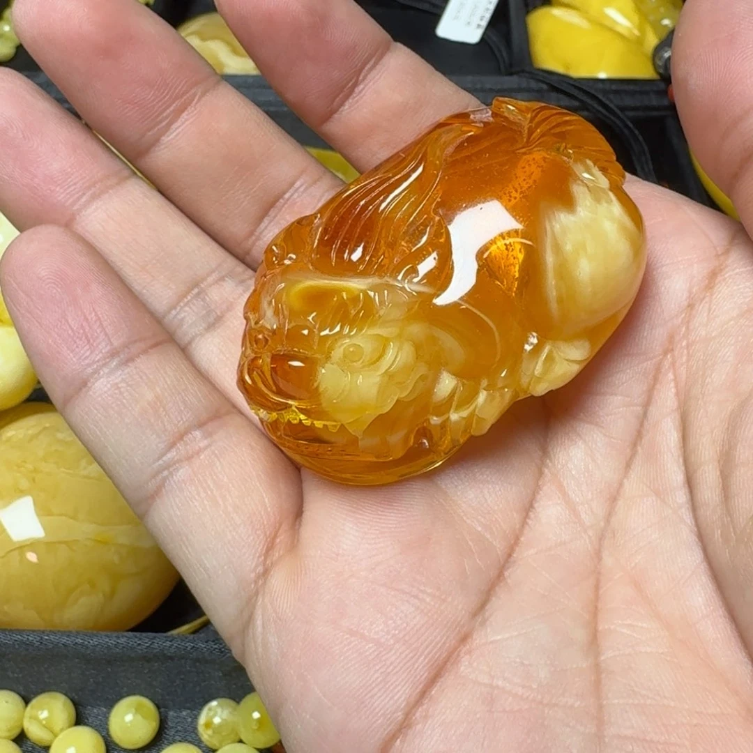 琥珀颈饰未镶嵌?*？