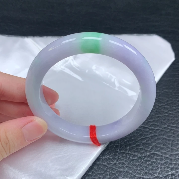 翡翠手镯未镶嵌。