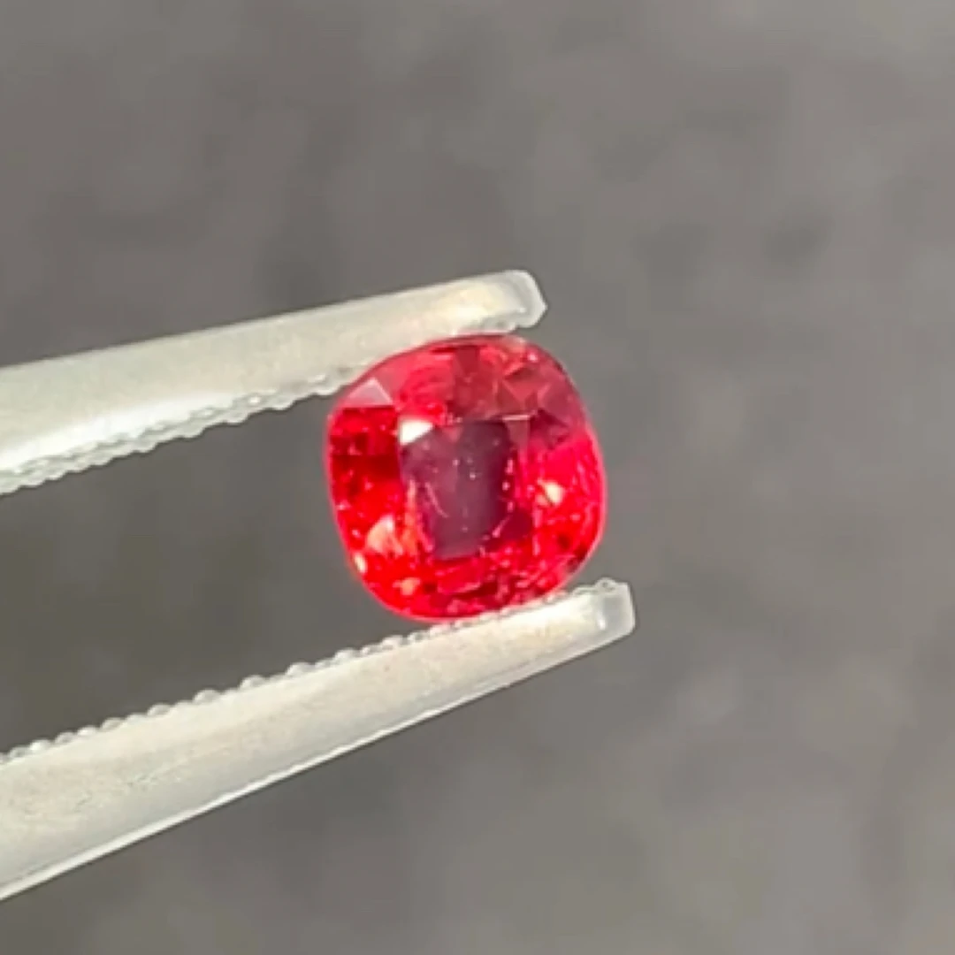 无烧绝地尖晶石0.4克拉璀璨绚丽的火彩颜色鲜艳晶体通透犀利璀璨