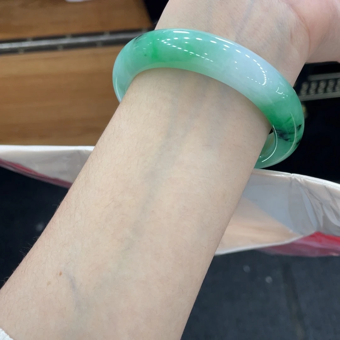 未镶嵌手镯翡翠卡55.6正圈，绿野仙踪，有山有水