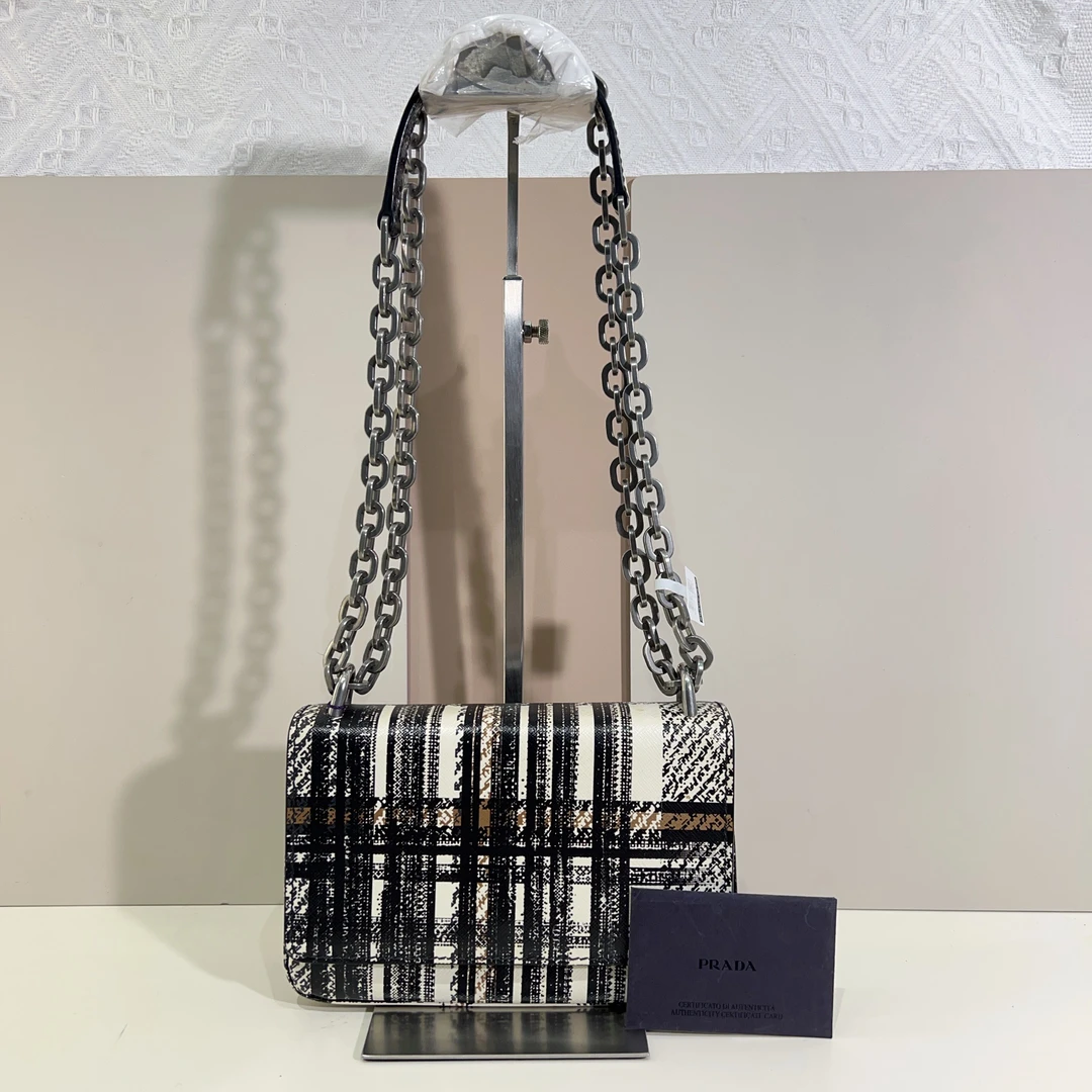 95新 Prada/普拉达 Prada普拉达秀款链条包a9086