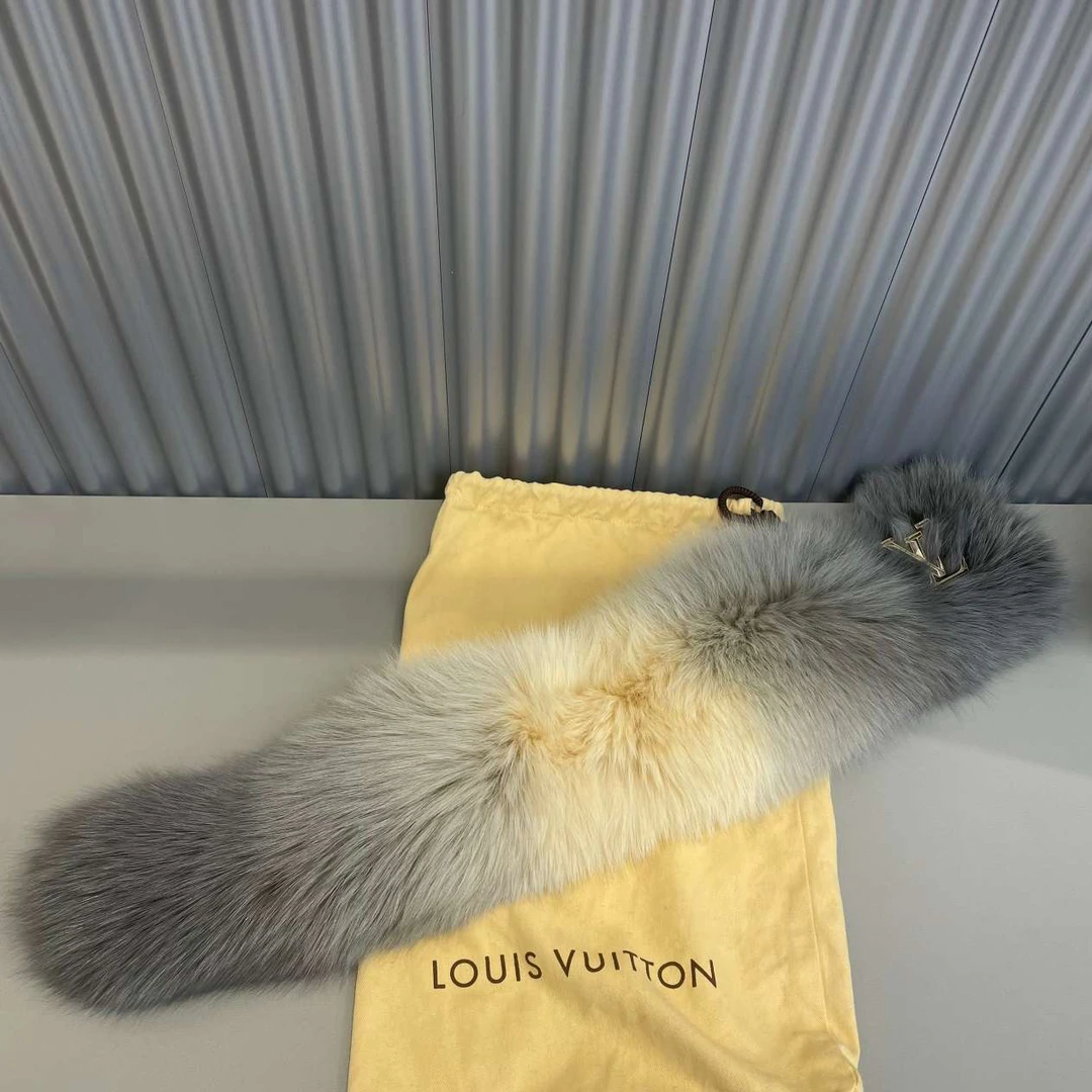 全新未使用 LV 悦奢臻选/灰米渐变色/狐狸皮草/围巾/围脖