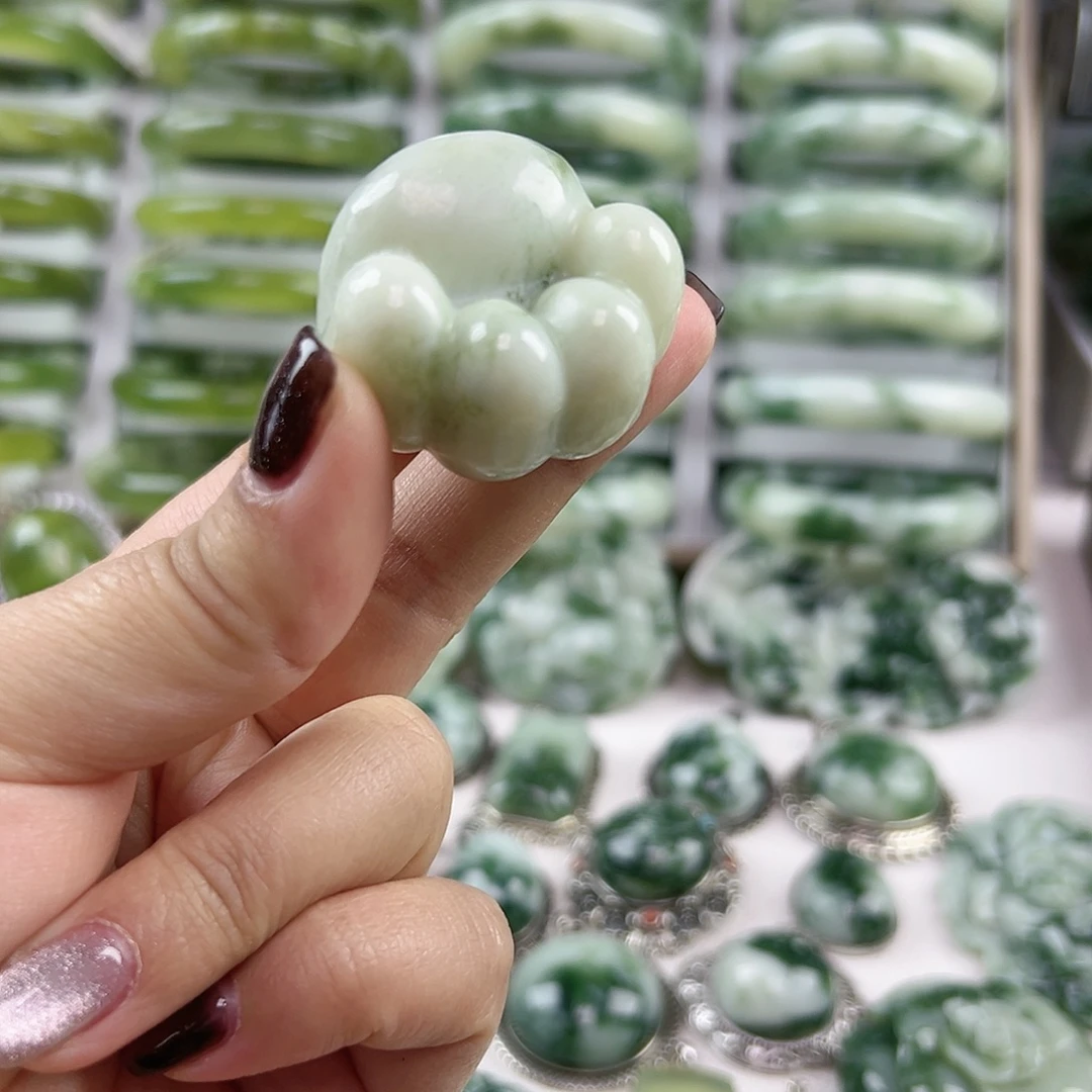 蛇纹石玉未镶嵌颈饰