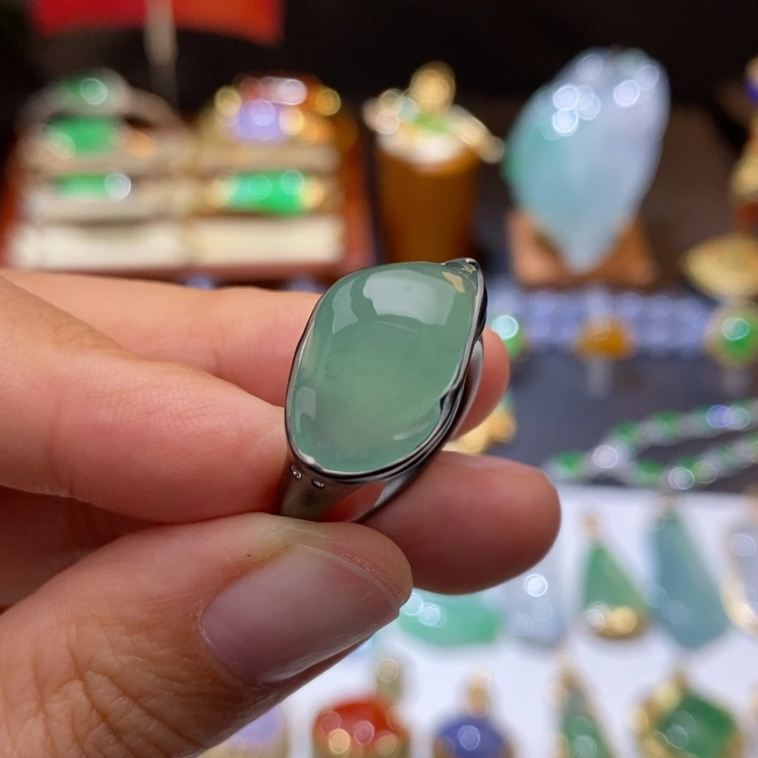 翡翠戒指18K金镶嵌戒指