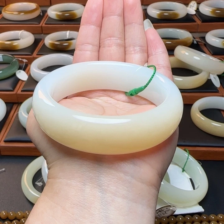 和田玉未镶嵌手镯 大圈蜜糖 温柔细腻