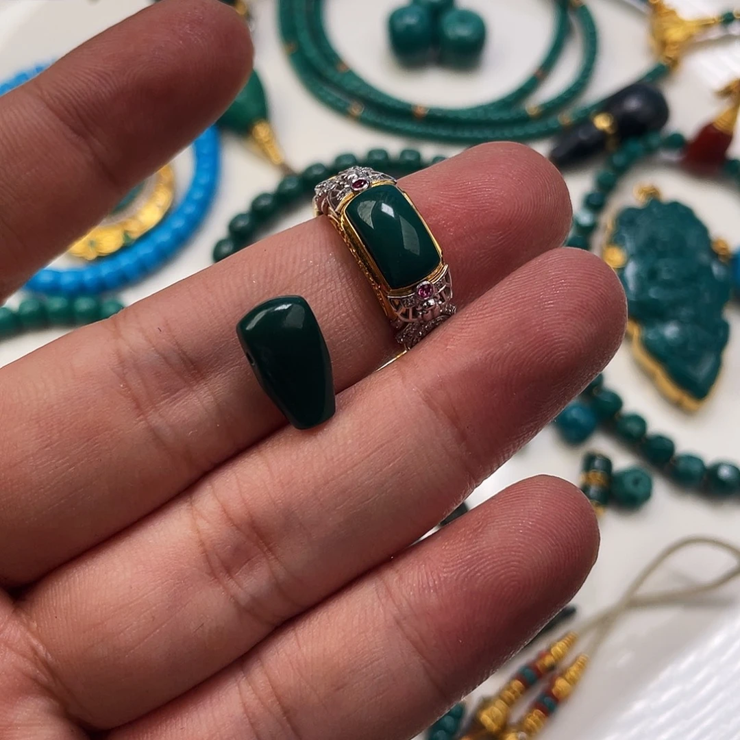 钱***莱绿松石合金原矿绿松石