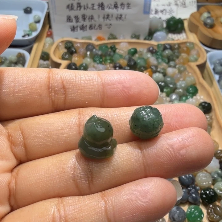 和田玉未镶嵌珠宝半成品右面有裂6.8元