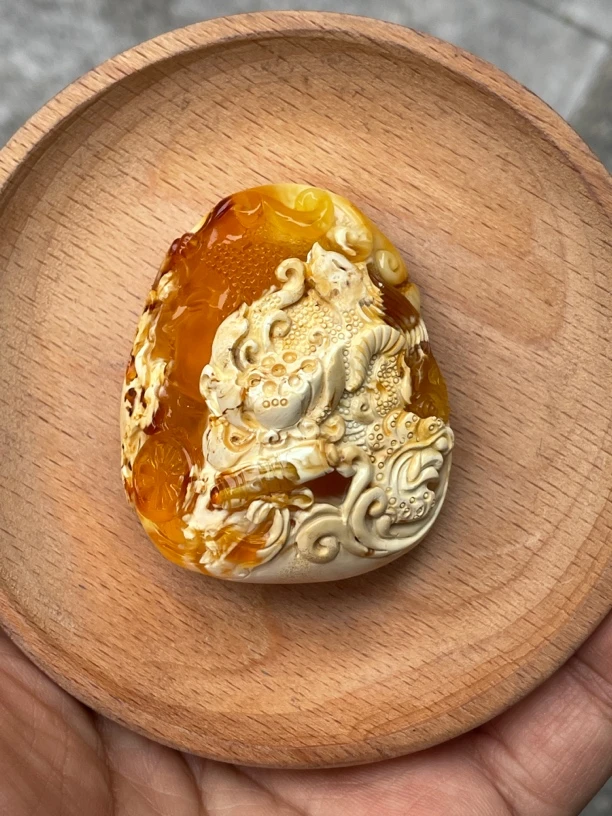 蜜蜡吊坠一念之间金绞白蜜25.33克尺寸52.5×43.8×21.5 mm雕刻巧雕