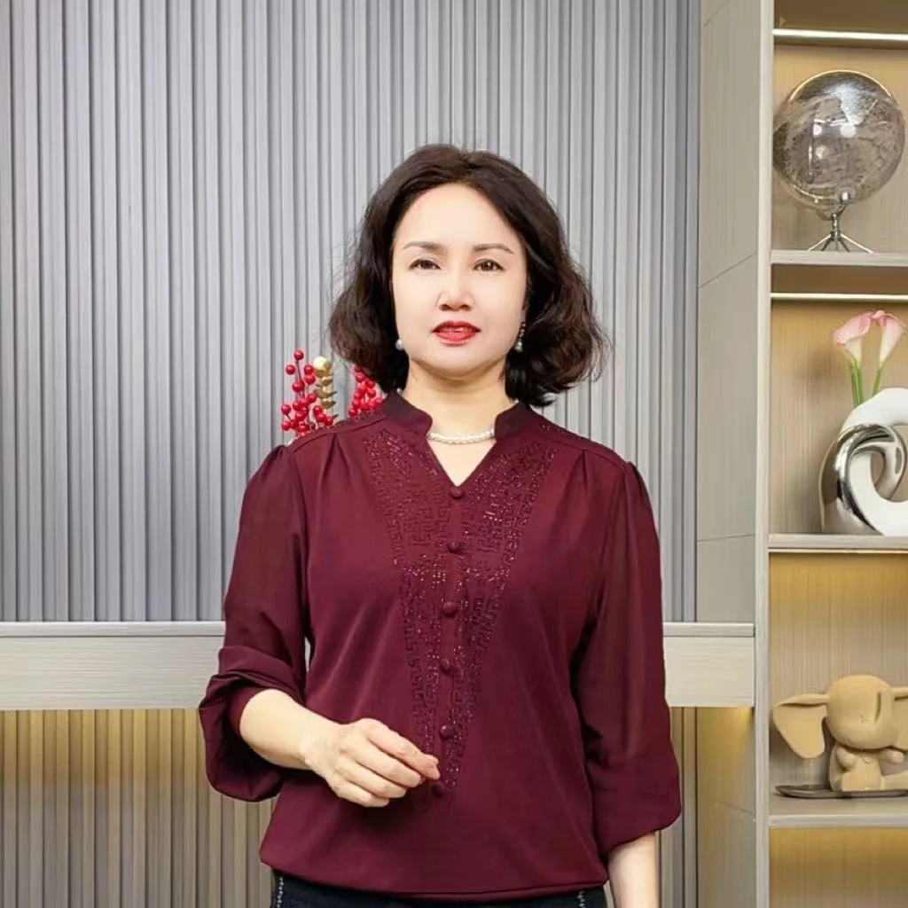 纽扣纯色休闲风长袖中老年女装宽松常规袖衬衫领春季季显瘦时尚