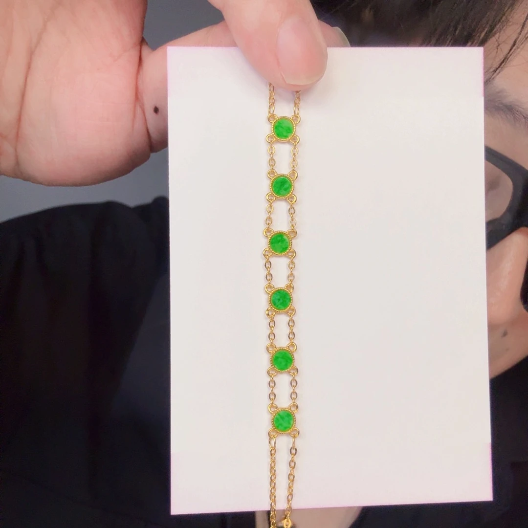 翡翠未镶嵌颈饰一件