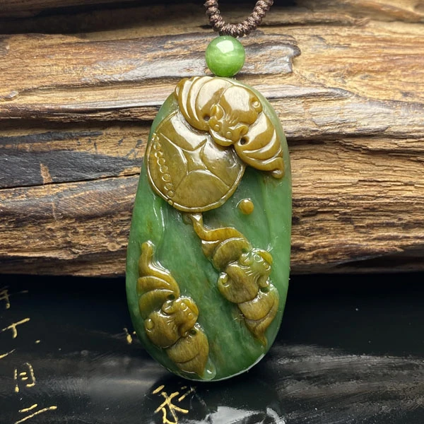 天然和田玉手工雕刻碧玉阳绿红皮老料福到财到蝙蝠吊坠