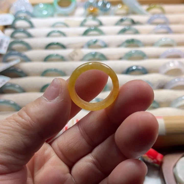 翡翠未镶嵌戒指黄翡