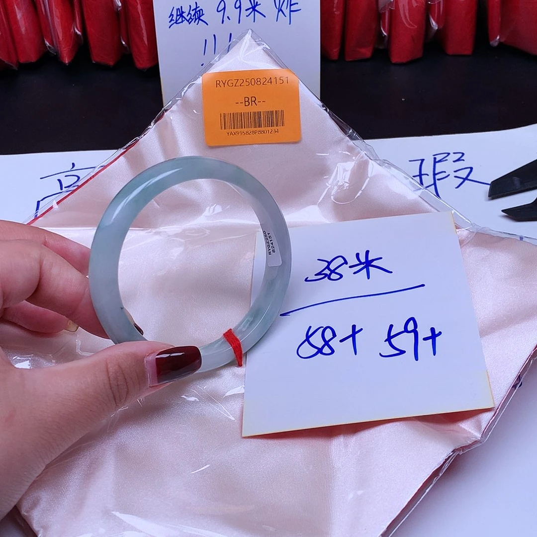 翡翠未镶嵌手镯7。