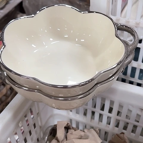 微瑕,不能明火,约口径18高度5.5,2个双耳