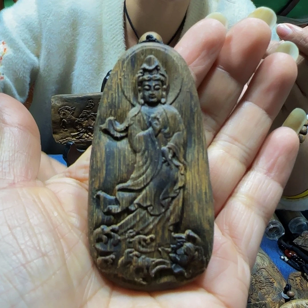 沉香沉香碎屑海南白奇乌身瘤疤老料观音带绳21.9克