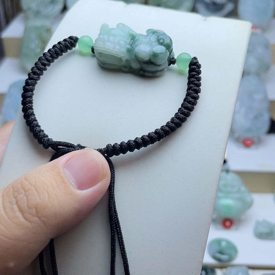 翡翠未镶嵌颈饰貔貅