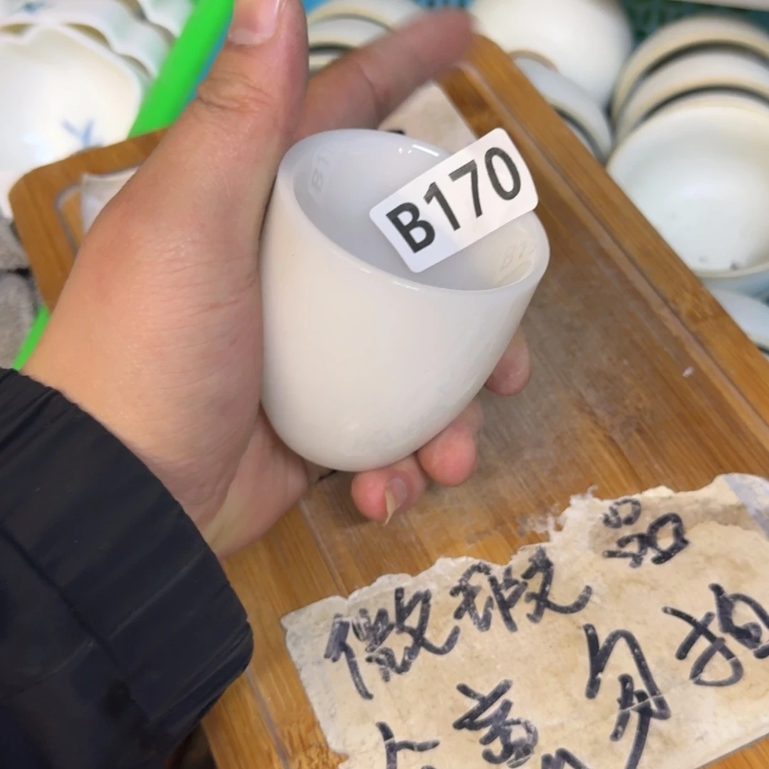 微瑕疵介意勿拍陶瓷器皿H185