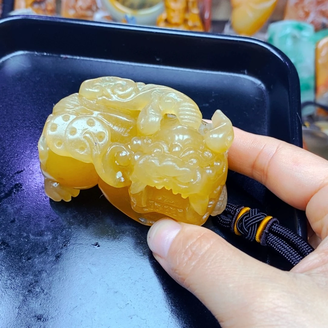 石英质玉（黄龙玉）未镶嵌颈饰