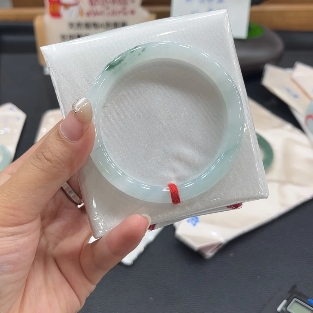 翡翠手镯未镶嵌54细条有纹