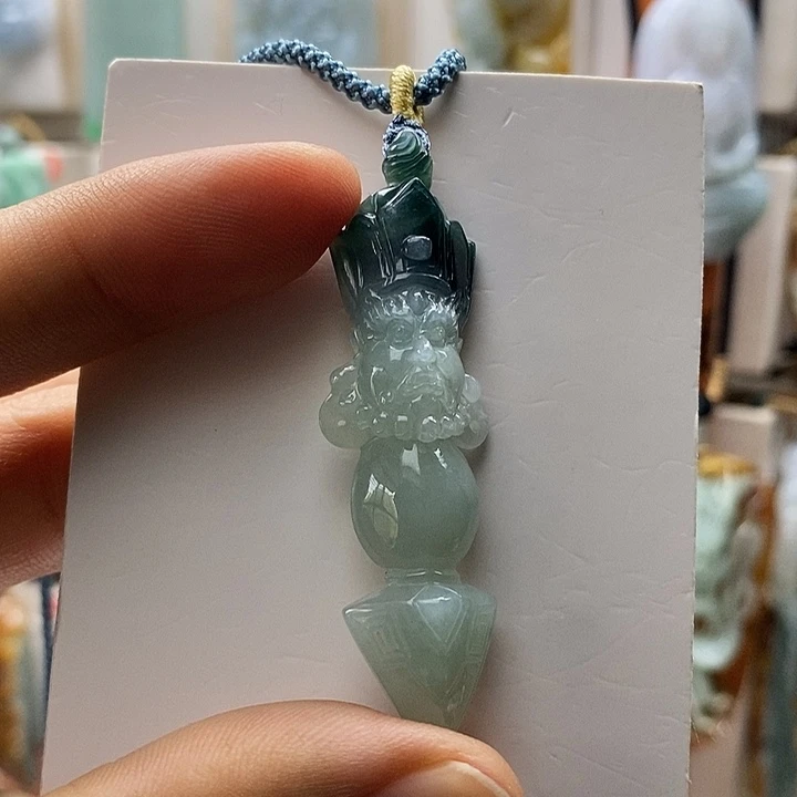 情***钟翡翠未镶嵌颈饰每天