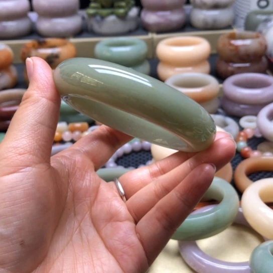 石英质玉手镯未镶嵌大*子