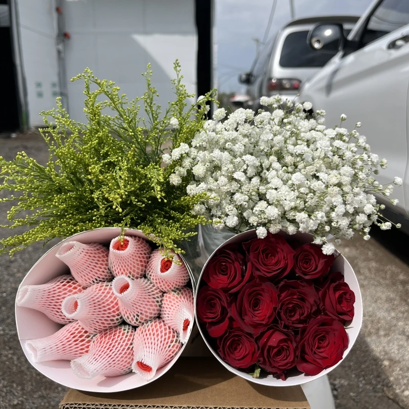 粉玫瑰+红玫瑰+满天星+配草  云南昆明鲜花基地直发