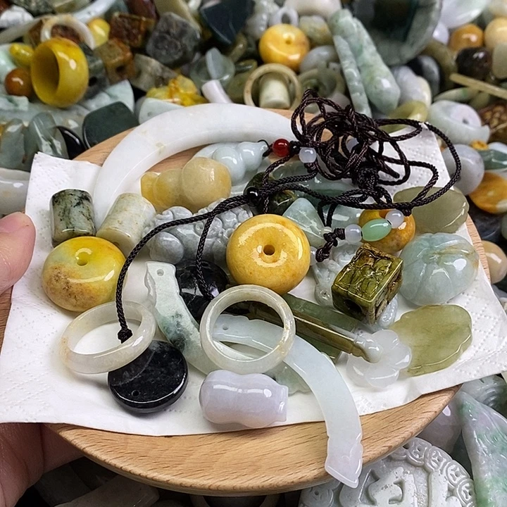 星***空翡翠未镶嵌颈饰天然翡翠1