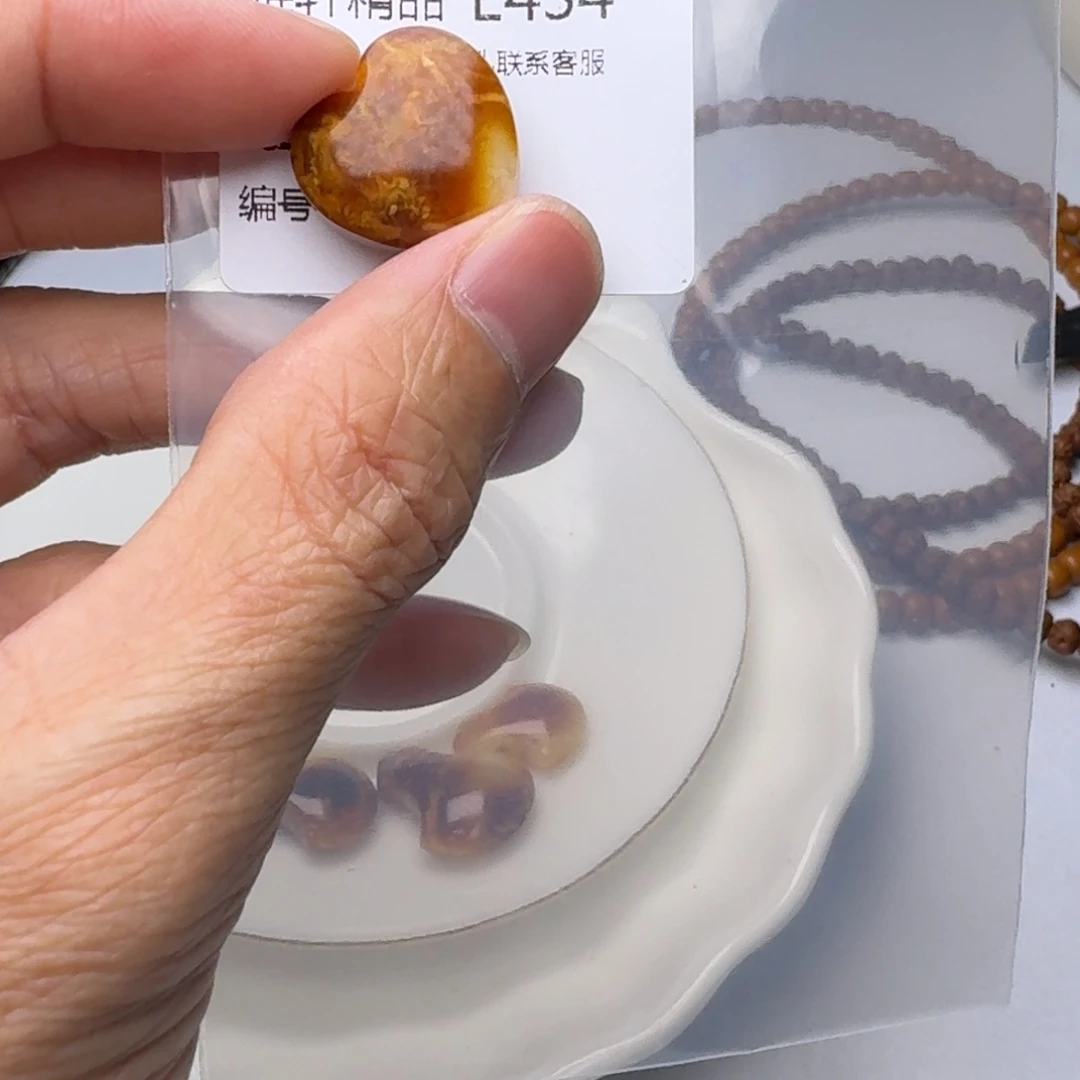 琥珀未镶嵌裸石琥珀