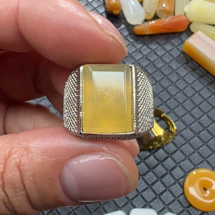 石英质玉（黄龙玉）颈饰未镶嵌桃*