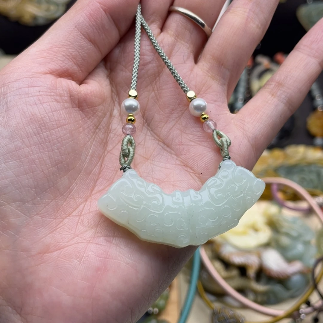 蛇纹石玉颈饰未镶嵌