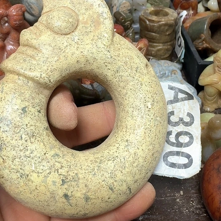 蛇纹石玉颈饰未镶嵌