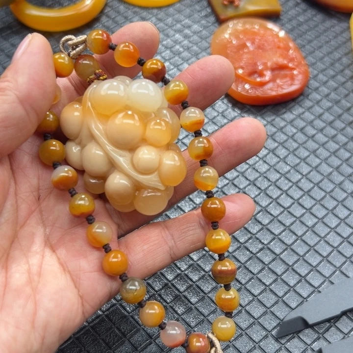 石英质玉（黄龙玉）颈饰未镶嵌