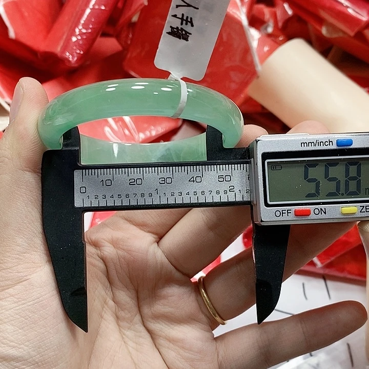 翡翠手镯未镶嵌240