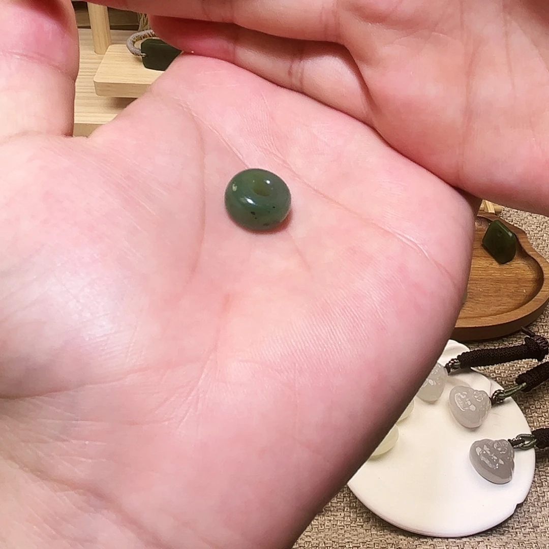 鲜***鲜颈饰未镶嵌和田玉