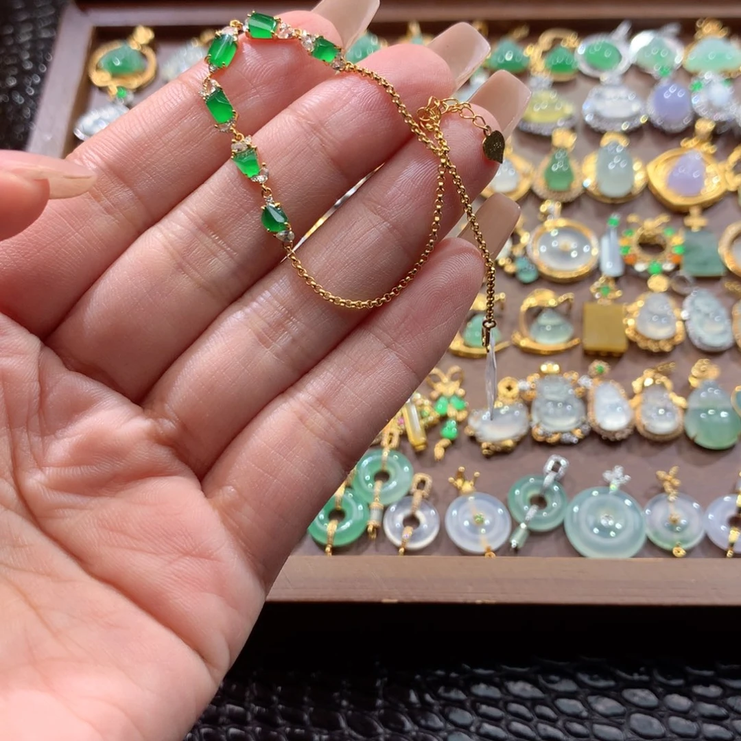 1***1翡翠18K金镶嵌颈饰翡翠