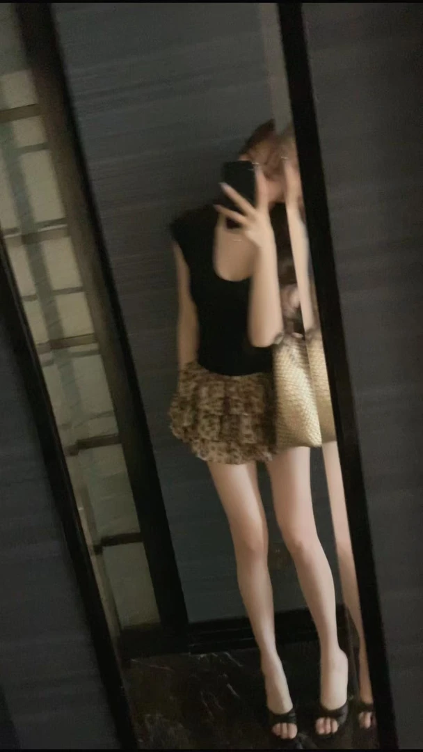 2025新款韩版时尚百搭显瘦短袖T恤女夏季设计感小众修身显瘦上衣