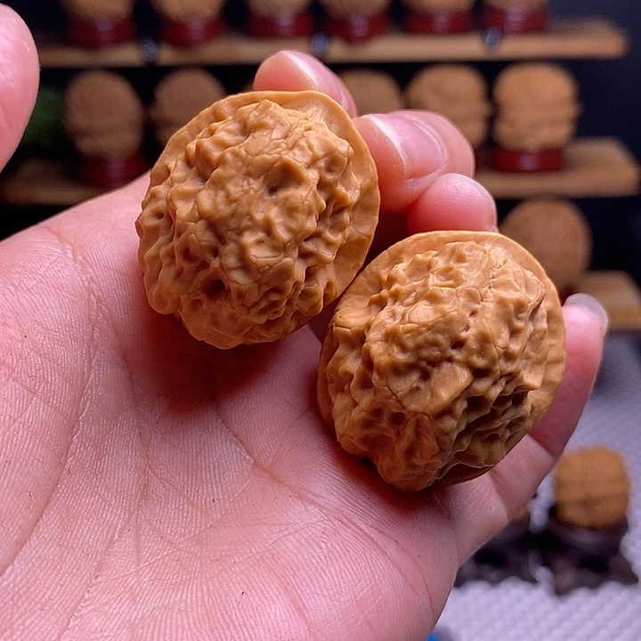 文玩核桃吊坠金麒麟50