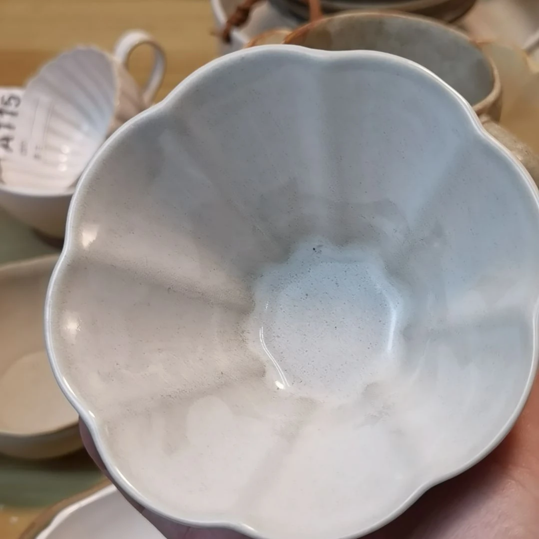 瓷片微瑕梨花米饭碗一个