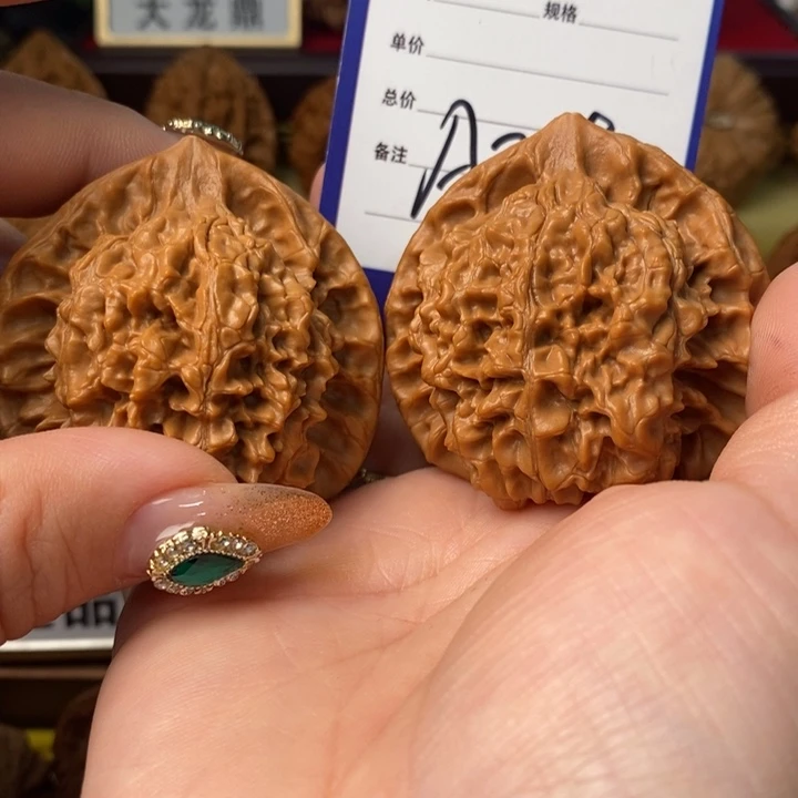 魏****桃核把件.全品大官帽