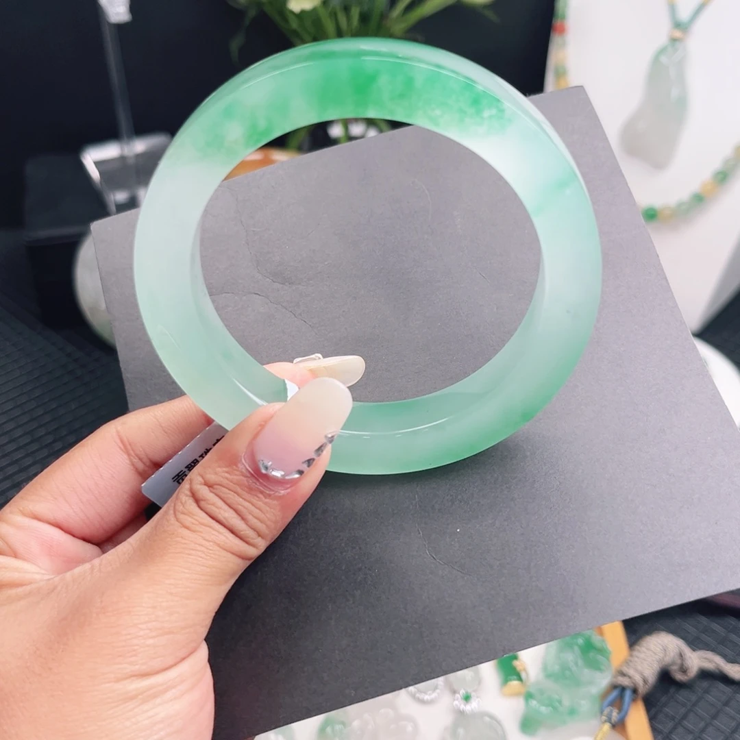 石英质玉未镶嵌手镯63-65的宝宝大圈口方镯 高冰油润光泽感很强