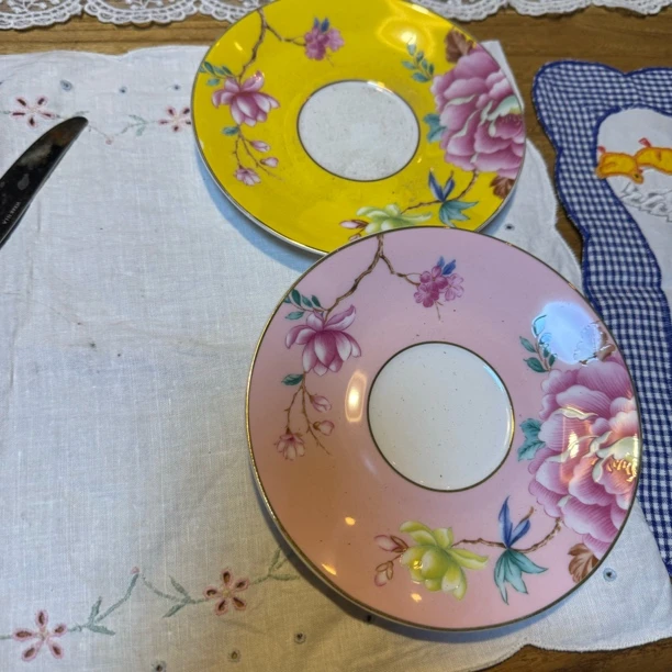 骨瓷六寸碟子，一个粉，一个黄微瑕