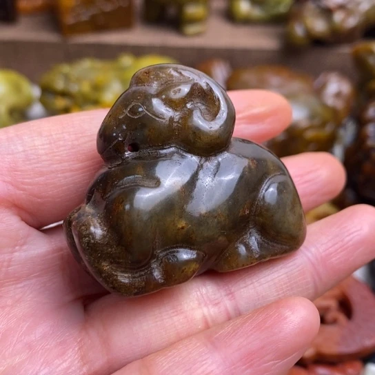 蛇纹石玉未镶嵌颈饰